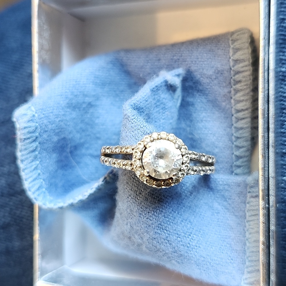 Elegant Sterling Silver Ring with Clear Gemstone